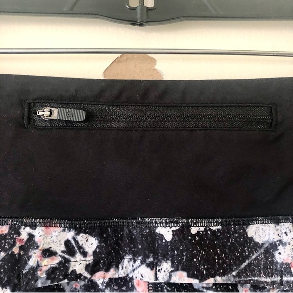 Lululemon Run Times Short II in Spring Bloom Multi Black Size 8 - Picture 7 of 11